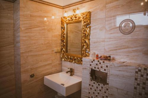 a bathroom with a sink and a mirror at Apartamenty Blisko Centrum in Toruń