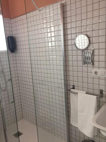 Bilik mandi di Apartamentos Mitreo