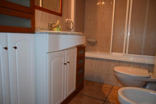 LlagunesにあるCa L'Emiliのバスルーム(洗面台、トイレ付)