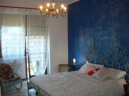 トリノにあるcasa gioの青い壁のベッドルーム1室