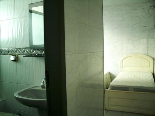 a bathroom with a sink and a mirror at Itaguá Guest House in Ubatuba