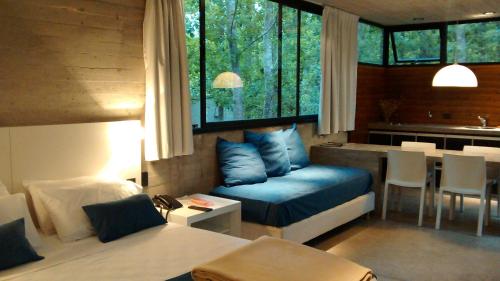 1 dormitorio con 1 cama y cocina con mesa a 365 Playa, en Las Gaviotas