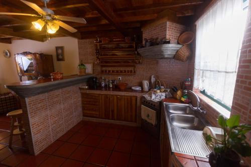 una cucina con lavandino e piano cottura di Casa das Vinhas a Feteira