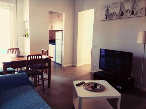 トルヴァイアニカにあるTorvajanica Apartamentのリビングルーム(ソファ、テーブル付)