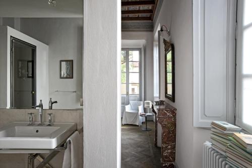 a bathroom with a sink and a mirror at Palazzo dei Leoni in Ameno
