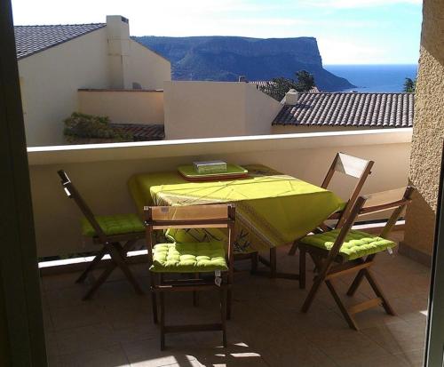 カシにあるPuerta Del Solの景色を望むバルコニー(テーブル、椅子付)