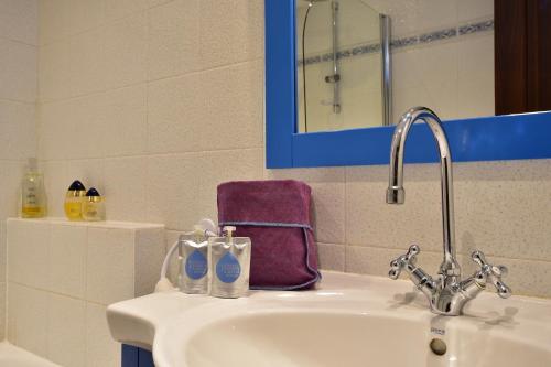 een wastafel met een paarse tas ernaast bij Ktima Grammeno Beachside Villa in Palaiochóra