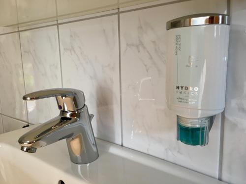 a mixer on a counter next to a sink at Apartment Casa del Monte in Sinsheim