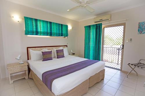 Ein Bett oder Betten in einem Zimmer der Unterkunft Mission Reef Resort