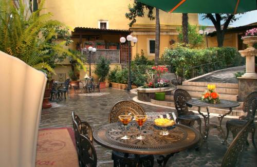 Ein Restaurant oder anderes Speiselokal in der Unterkunft Hotel Villa San Lorenzo Maria 