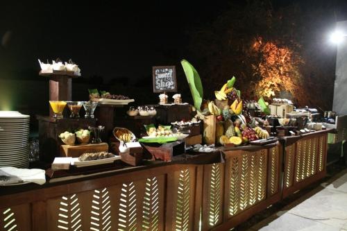 BegūrEvolve Back Kabini的晚上在餐桌上享用自助餐