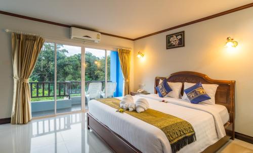 Cama ou camas em um quarto em Aonang Silver Orchid Resort