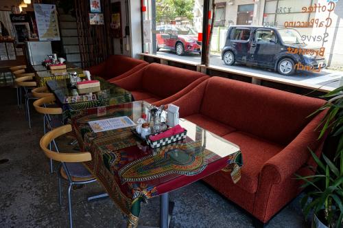 un sofá rojo sentado frente a una mesa en una tienda en Nikko Park Lodge Tobu Station en Nikko