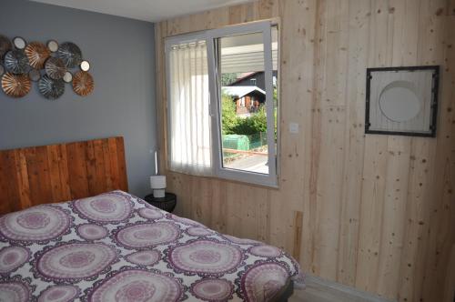 - une chambre avec un lit et une fenêtre dans l'établissement L'écrin des Vosges, à Gérardmer