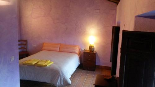 a bedroom with a bed with two towels on it at Casa Rural del Rio in La Nava