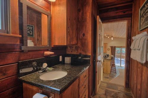 - une salle de bains pourvue d'un lavabo dans une cabine en bois dans l'établissement 1L The Tree House, à North Wawona