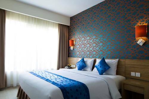 Ένα ή περισσότερα κρεβάτια σε δωμάτιο στο Natya Hotel Kuta