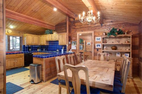 Gallery image of 41A Cedar Chalet in Wawona