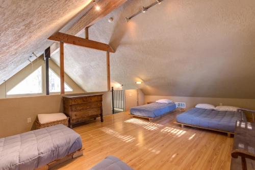 Ένα ή περισσότερα κρεβάτια σε δωμάτιο στο 7S Wawona Chalet
