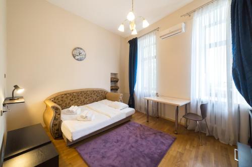キーウにあるCozy apartment in Centre of Kievのベッドルーム1室(ベッド1台、紫の敷物付)