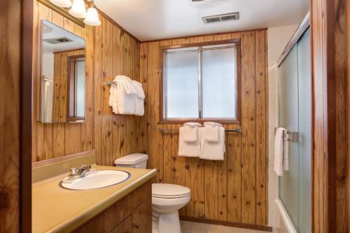 een badkamer met een wastafel, een toilet en een raam bij 24B Birds Eye View in Wawona