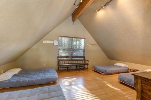 Ένα ή περισσότερα κρεβάτια σε δωμάτιο στο 7S Wawona Chalet