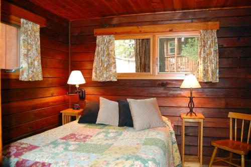 une chambre avec un lit et une fenêtre dans l'établissement 8 Nugents Nest, à North Wawona