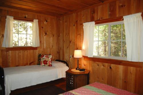 South Wawona的住宿－6S Fretzs Den，一间卧室设有两张床和两个窗户。