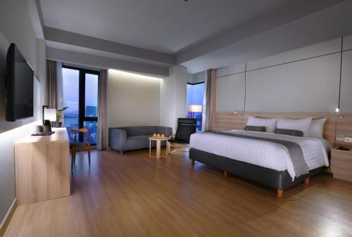 Ein Bett oder Betten in einem Zimmer der Unterkunft Harper Cikarang by ASTON