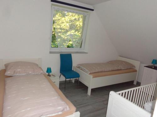 Groß MohrdorfにあるHaus-Hempelのベッド2台と窓が備わる小さな客室です。