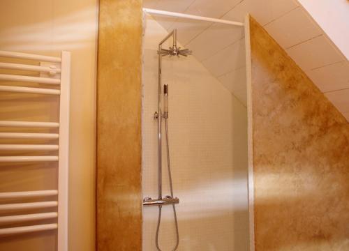 Et badeværelse på Chambres d'Hôtes Couleurs du Temps