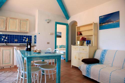 Kuchyň nebo kuchyňský kout v ubytování Residence Hotel Lu Nibareddu