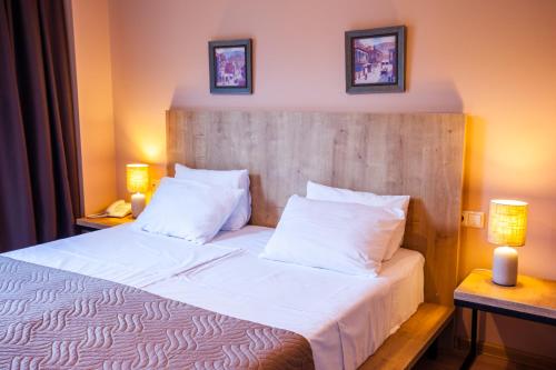 Una cama o camas en una habitación de Hotel N16