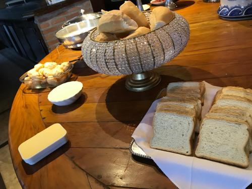 Makanan di atau berdekatan rumah tamu ini