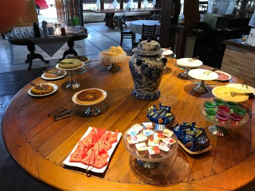 Makanan di atau berdekatan rumah tamu ini
