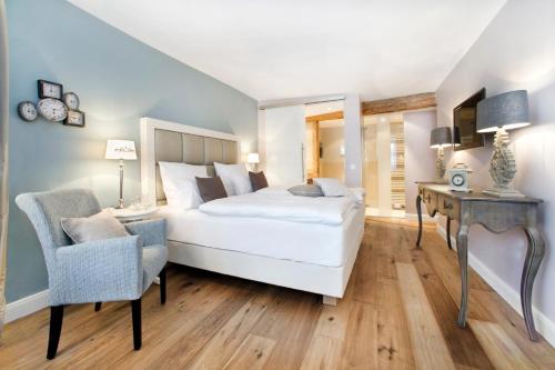 拉芬斯堡的住宿－蓋瑟夫恩格爾酒店，卧室配有白色的床、书桌和椅子