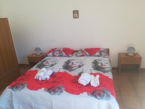 Ein Bett oder Betten in einem Zimmer der Unterkunft Donnabella House