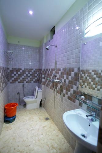 ein Badezimmer mit Toilette und Waschbecken in der Unterkunft Mahadev Hotel Kathmandu in Kathmandu