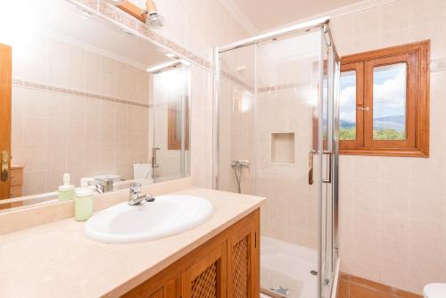 y baño con lavabo y ducha. en Granja, en Inca