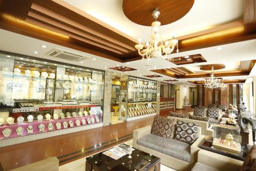 加德满都Mahadev Hotel Kathmandu的商店里有很多家具和吊灯