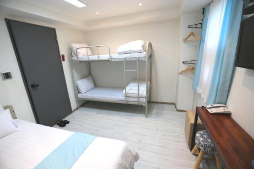 Poschodová posteľ alebo postele v izbe v ubytovaní Must Stay Hotel Myeongdong