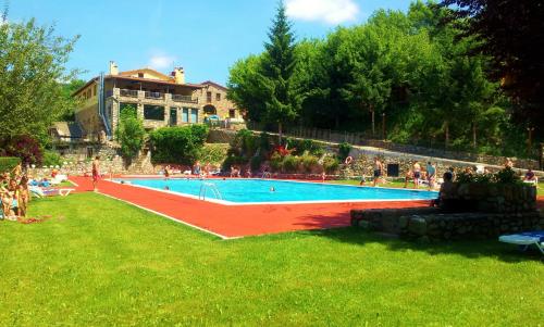 Piscina en o cerca de Hostal Els Roures