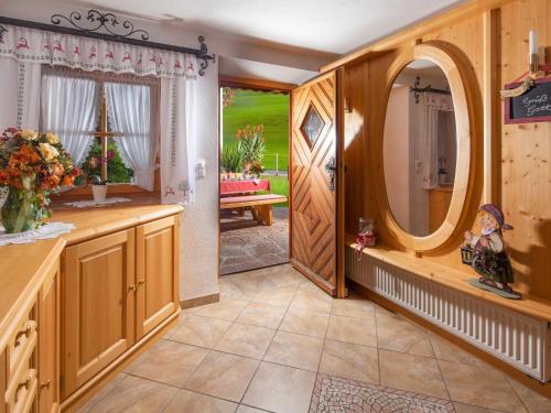 baño grande con espejo grande y puerta en Gästehaus Pfnürlehen, en Berchtesgaden