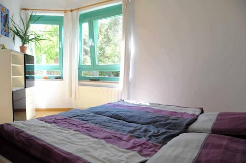 łóżko w pokoju z oknem w obiekcie Appartement Sunshine w mieście Aichtal 