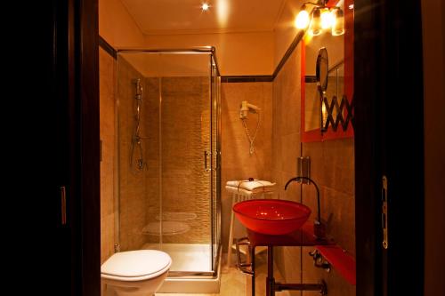 トラーパニにあるコルティーレ ディ ヴェネレのバスルーム(シャワー、トイレ、シンク付)