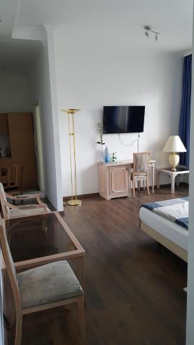 Apartments in der Jahnallee 20 Waldplatzpalaisにあるテレビまたはエンターテインメントセンター