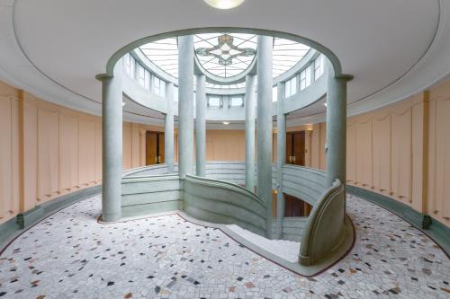 una scala a chiocciola in un edificio con soffitto in vetro di Nestor&Jeeves - LES AIGLES - Very close sea - Top floor - Luxurious a Nizza