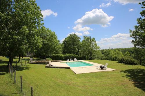 une piscine au milieu d'un parc dans l'établissement Lo.f.t ô village, à Monflanquin