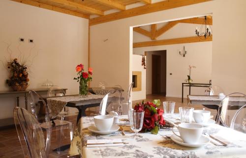 a dining room with a table and chairs at Agriturismo La Cascina di Opaco in Norcia