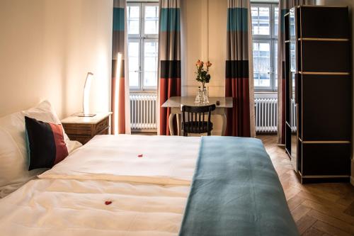 Herzogenbuchsee的住宿－黑措根布赫塞克魯澤酒店，一间卧室配有一张大床和一张桌子